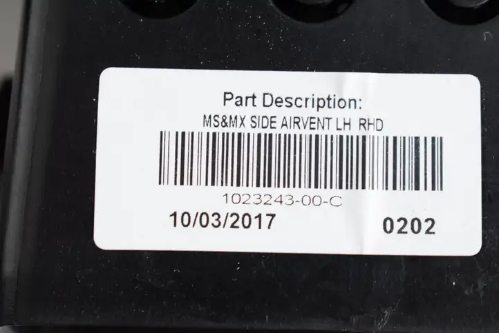 Tesla Model X (2015 - 2021) 104586100 Воздушная решетка панели — фото 7