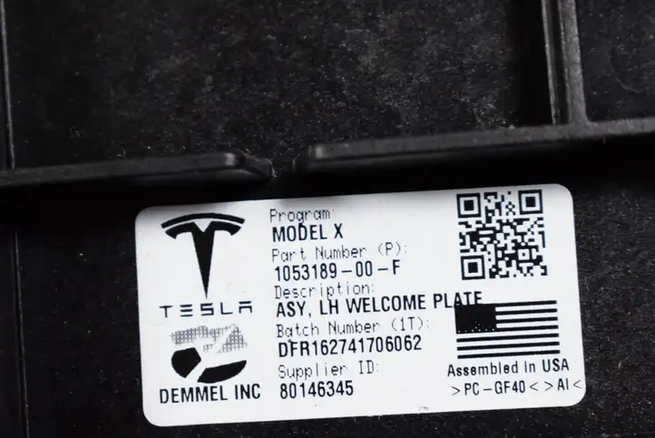 Tesla Model X (2015 - 2021) 105319500 Внутренняя обшивка порога (комплект) — фото 4