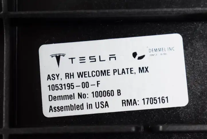 Tesla Model X (2015 - 2021) 105319500 Внутренняя обшивка порога (комплект) — фото 5