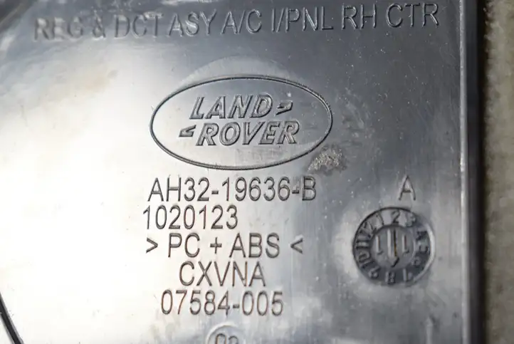 Land Rover Range Rover Sport L494 (2009 - 2013) AH3219637A Воздушная решетка панели — фото 4