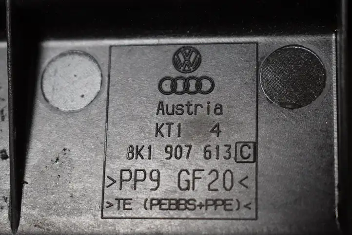 Audi A5 8T 8F (2011 - 2016) 8K1907613C Прочие детали моторного отсека — фото 5