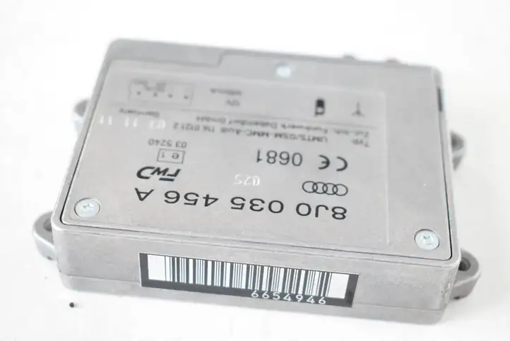 Audi A3/S3 8V (2012 - 2016) 8J0035456A Усилитель антенны — фото 2