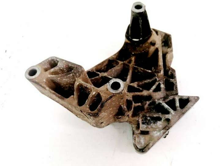 Audi A4 (2000 - 2006)  06F199207H Кронштейн