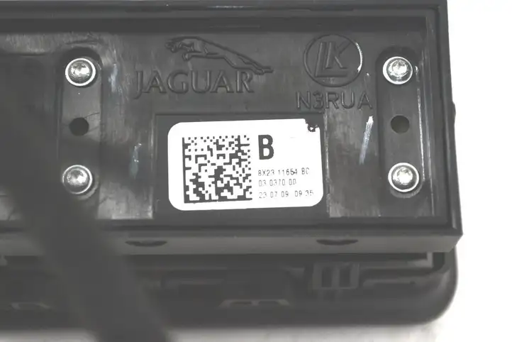 Jaguar XF X250 (2007 - 2015) 8X2311654BC Кнопка фаркопа в багажнике — фото 5