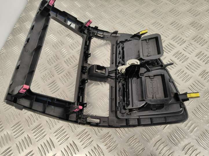 Toyota Avensis T270 (2009 - 2012)  5567005090 Центральный дефлектор