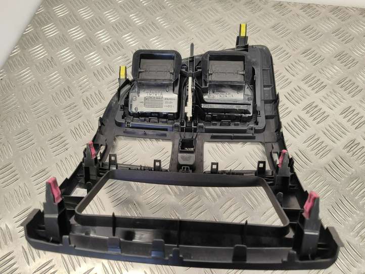 Toyota Avensis T270 (2009 - 2012)  5567005090 Центральный дефлектор