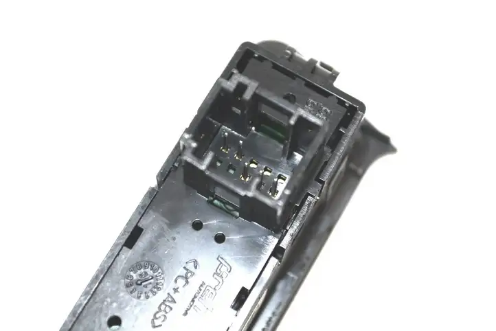 BMW 1 F20 F21 (2011 - 2019) 9391704 Кнопка фаркопа в багажнике — фото 4