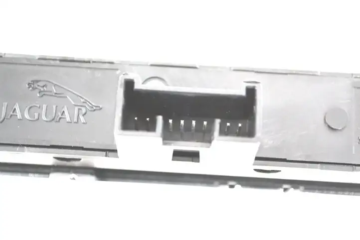 Jaguar XF X250 (2007 - 2015) 8X2311B650AB Кнопка фаркопа в багажнике — фото 4