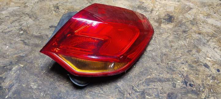Opel Astra (2009 - 2012)  1090098 Задний фонарь в крышке багажника