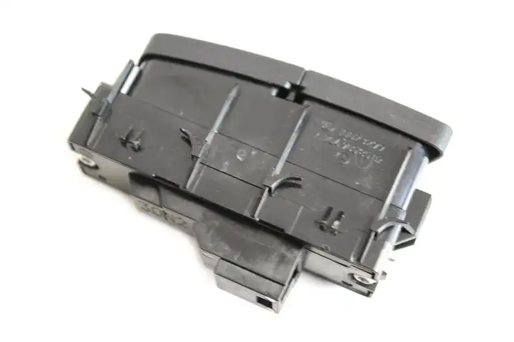Mercedes-Benz C W204 (2007 - 2014) A2049058502 Кнопка фаркопа в багажнике — фото 4