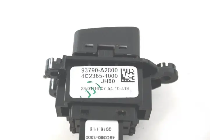 Kia Ceed (2015 - 2018) 93790A2800 Кнопка фаркопа в багажнике — фото 4