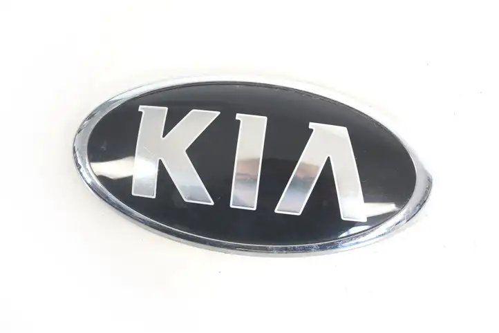 Kia Ceed (2015 - 2018) 86310A2000 Эмблема производителя — фото 1
