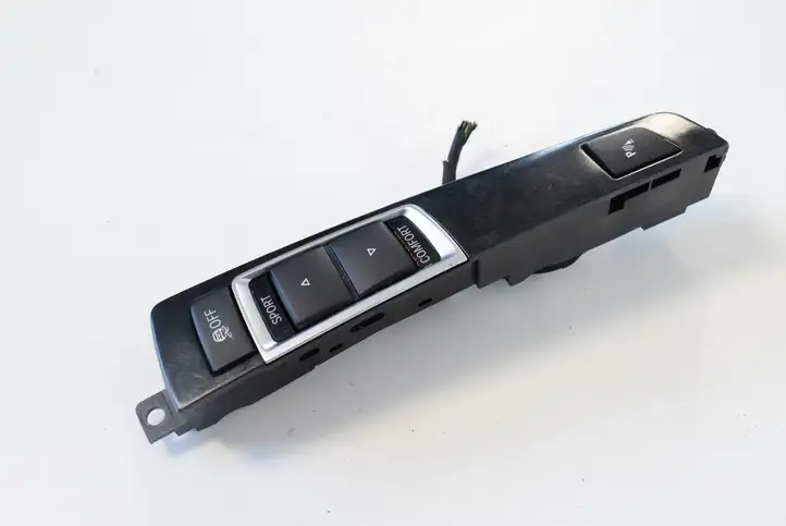 BMW 7 F01 (2008 - 2016) 9201489 Кнопка фаркопа в багажнике — фото 2