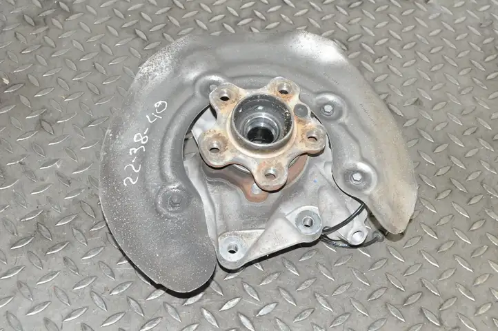 BMW (2019 - ) Задний поворотный кулак — фото 1