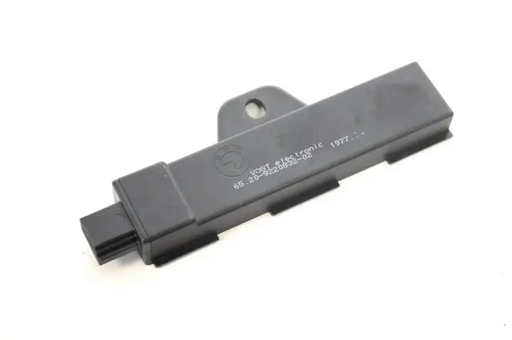 BMW 2 F46 (2015 - ) 9220832 Усилитель антенны — фото 1