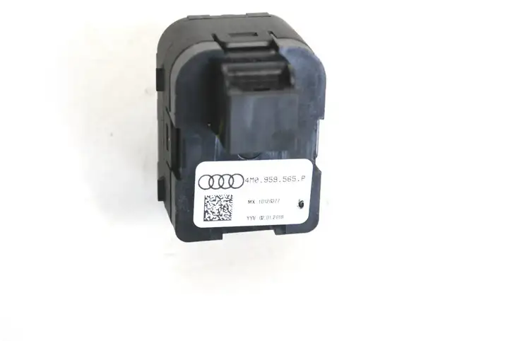 Audi Q5 SQ5 (2017 - ) 4M0959565P Кнопка фаркопа в багажнике — фото 4