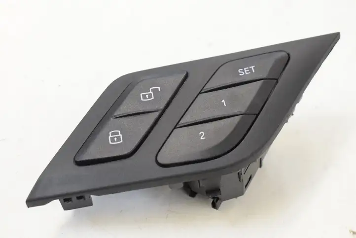 BMW X3 G01 (2018 - 2024) 7937969 Кнопка фаркопа в багажнике — фото 1
