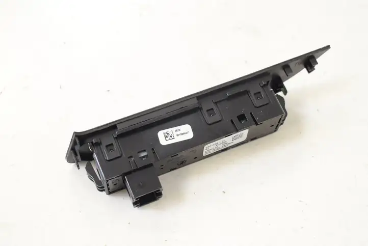 BMW 2 F22 F23 (2013 - 2017) 9391704 Кнопка фаркопа в багажнике — фото 3