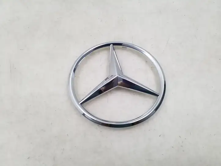 Mercedes-Benz GLA W156 (2017 - 2020) A0008171001 Эмблема автомобиля — фото 1