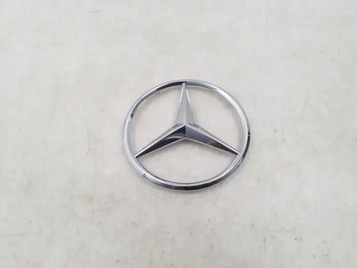 Mercedes-Benz GLA W156 (2017 - 2020) A0008171001 Эмблема автомобиля — фото 1