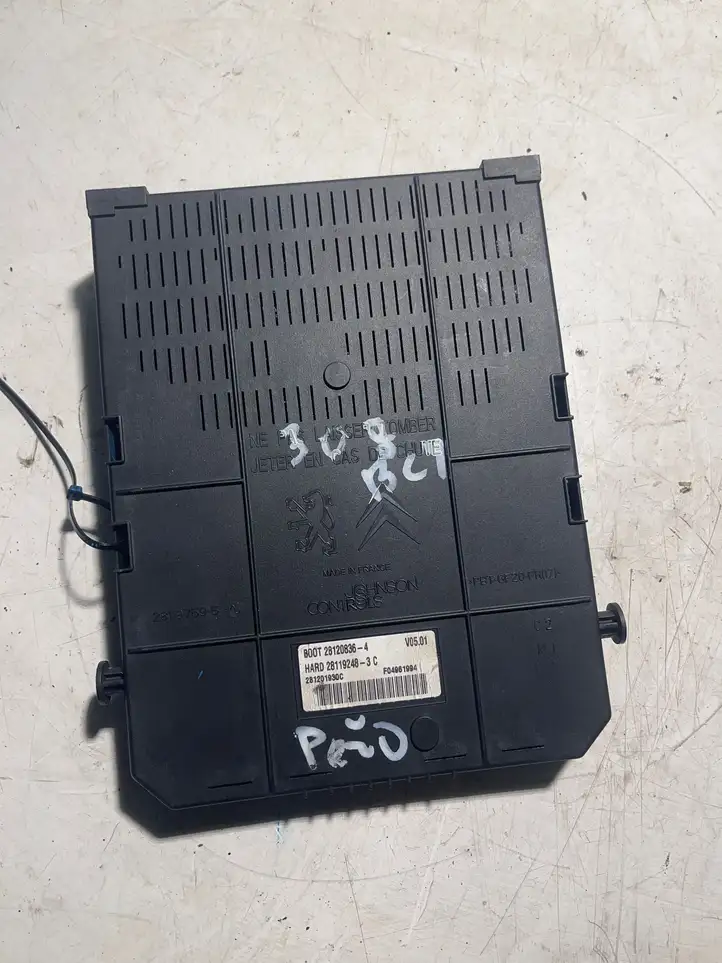 Peugeot 308 (2007 - 2013)  281197595 Блок предохранителей