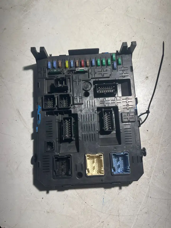 Peugeot 308 (2007 - 2013)  281197595 Блок предохранителей