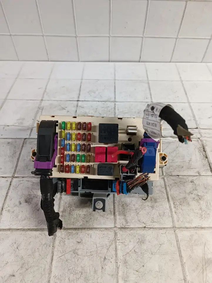 Alfa Romeo 147 (2004 - 2010)  60698107 Блок предохранителей