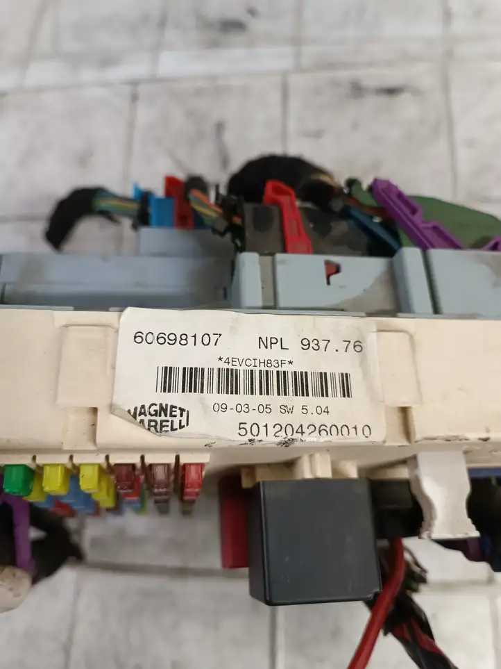 Alfa Romeo 147 (2004 - 2010)  60698107 Блок предохранителей