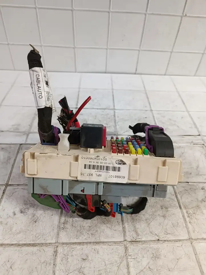 Alfa Romeo 147 (2004 - 2010)  60698107 Блок предохранителей