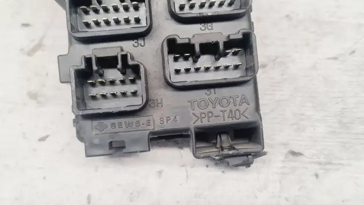Toyota Corolla Verso AR10 (2004 - 2009) 8273405030 Блок предохранителей — фото 2