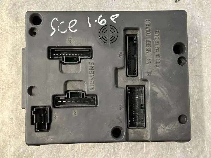 Renault Scenic I (1996 - 2003)  8200029342B Блок предохранителей