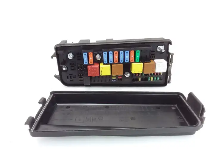 Opel Vectra (2002 - 2005)  13190370 Блок предохранителей