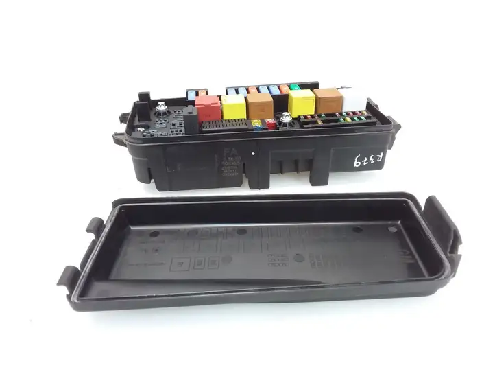 Opel Vectra (2002 - 2005)  13190370 Блок предохранителей