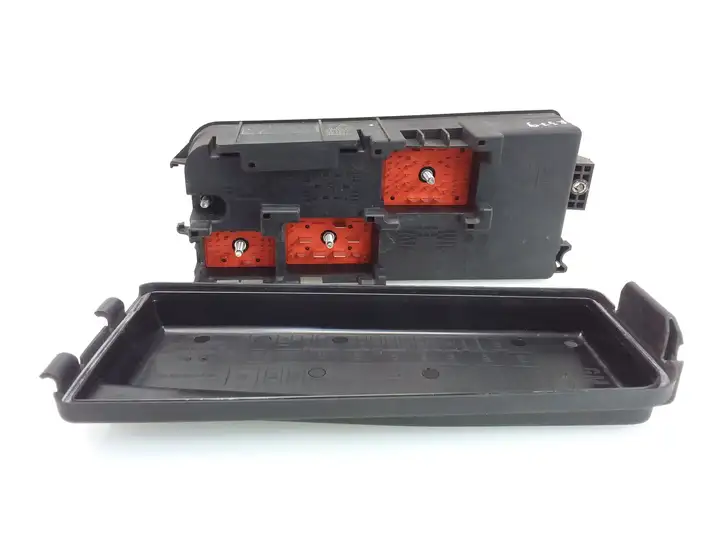 Opel Vectra (2002 - 2005)  13190370 Блок предохранителей