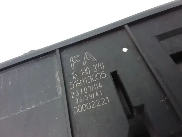 Opel Vectra (2002 - 2005)  13190370 Блок предохранителей