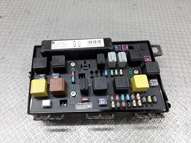 Opel Astra (2004 - 2009)  13206748 Блок предохранителей