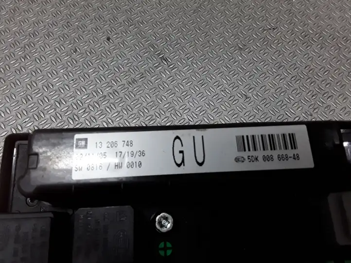 Opel Astra (2004 - 2009)  13206748 Блок предохранителей