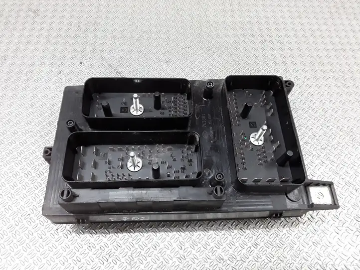 Opel Astra (2004 - 2009)  13206748 Блок предохранителей