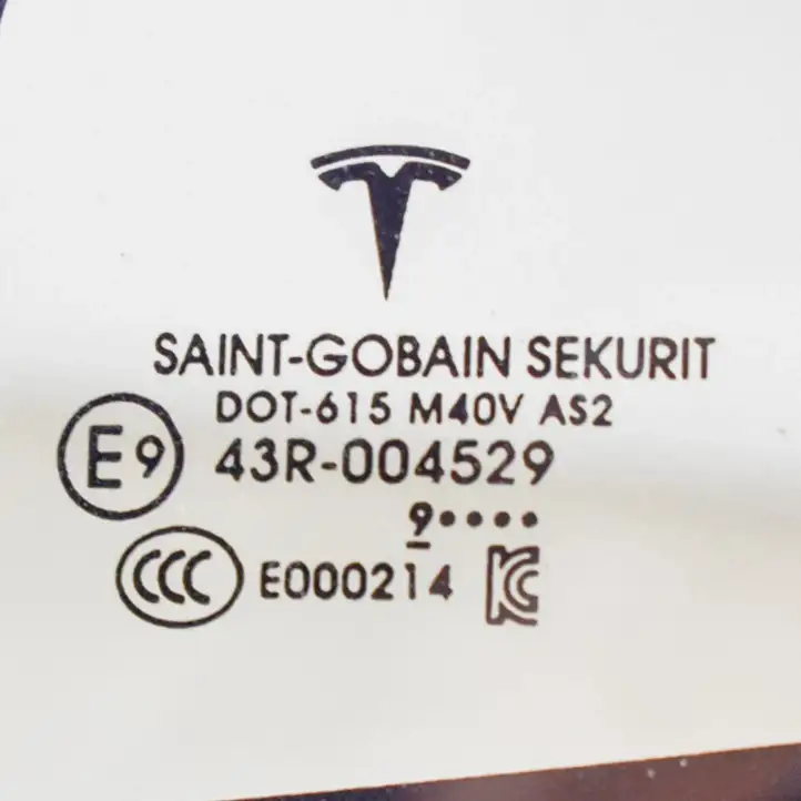 Tesla Model 3 (2017 - 2023)  43R004529 Заднее боковое стекло кузова