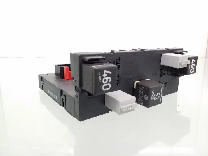 Volkswagen Golf V (2003 - 2009)  3C0937049D Блок предохранителей