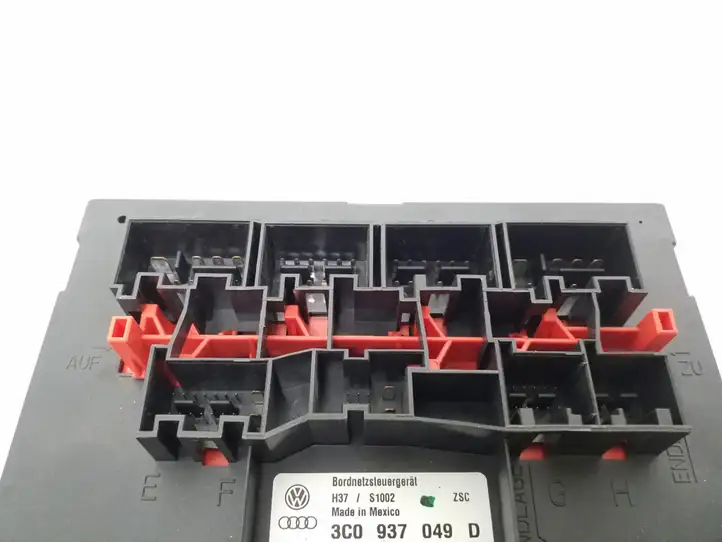 Volkswagen Golf V (2003 - 2009)  3C0937049D Блок предохранителей