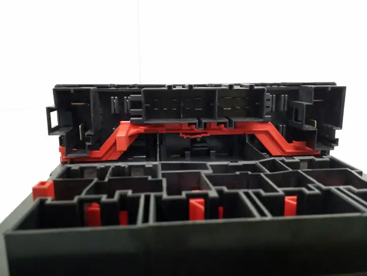 Volkswagen Golf V (2003 - 2009)  3C0937049D Блок предохранителей