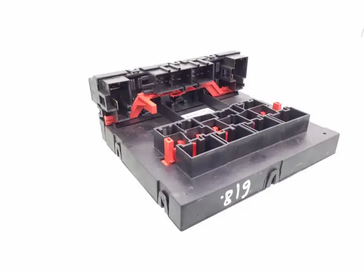 Volkswagen Golf V (2003 - 2009)  3C0937049D Блок предохранителей