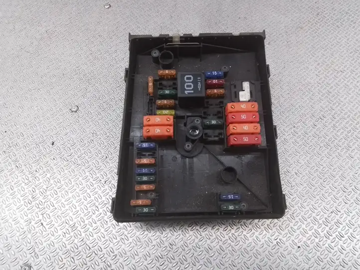 Volkswagen Touran I (2003 - 2010)  1K0937806D Блок предохранителей