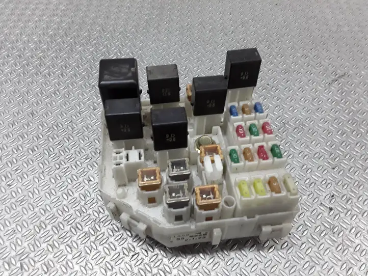 Toyota RAV 4 (XA20) (2000 - 2005)   Блок предохранителей