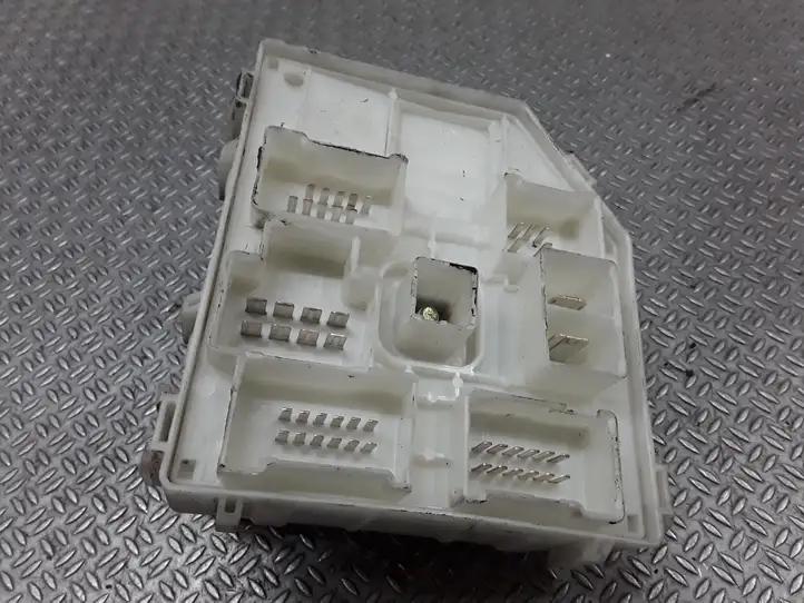 Toyota RAV 4 (XA20) (2000 - 2005)   Блок предохранителей