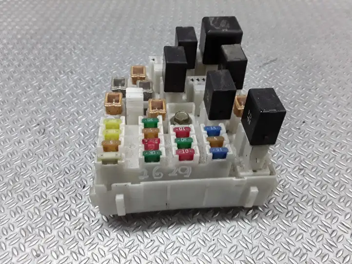 Toyota RAV 4 (XA20) (2000 - 2005)   Блок предохранителей