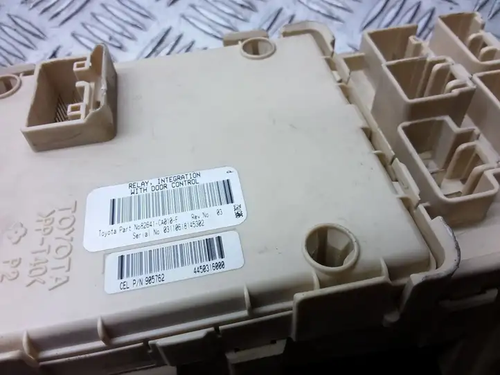 Toyota Avensis T250 (2003 - 2006) 82641CA010F Блок предохранителей — фото 3