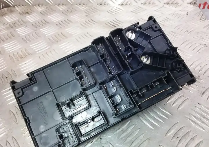Subaru Legacy (2003 - 2009)  82241AG070 Блок предохранителей
