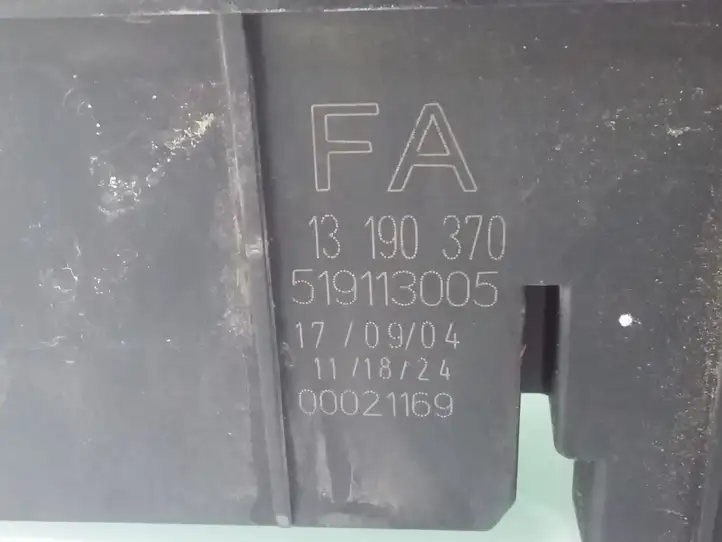 Opel Signum (2002 - 2008)  13190370 Блок предохранителей